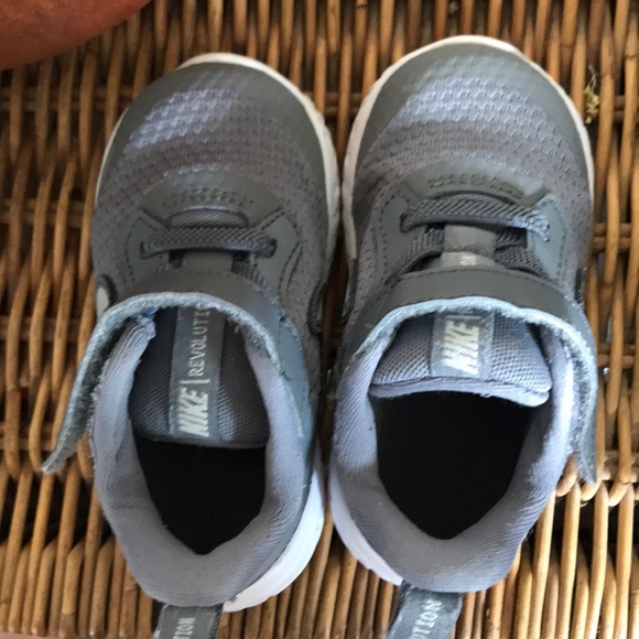 Nike Revolution, toddler size 5 - Picture 4 of 4